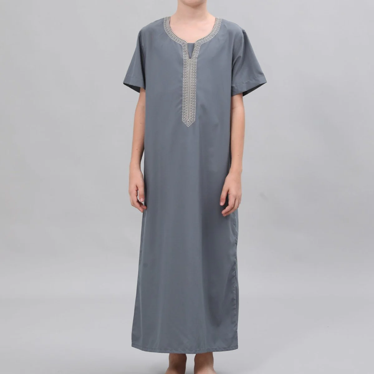Boys' Embroidered Thobe with Side Pockets(MKB035)