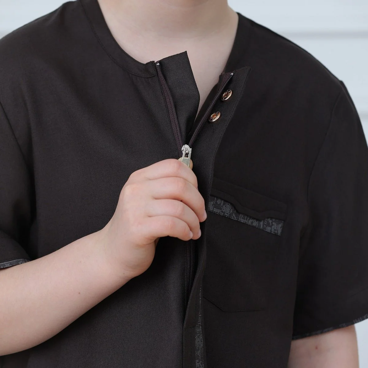 Boys' Embroidered Thobe with Zipper & Pockets(MKB028) - Image 6