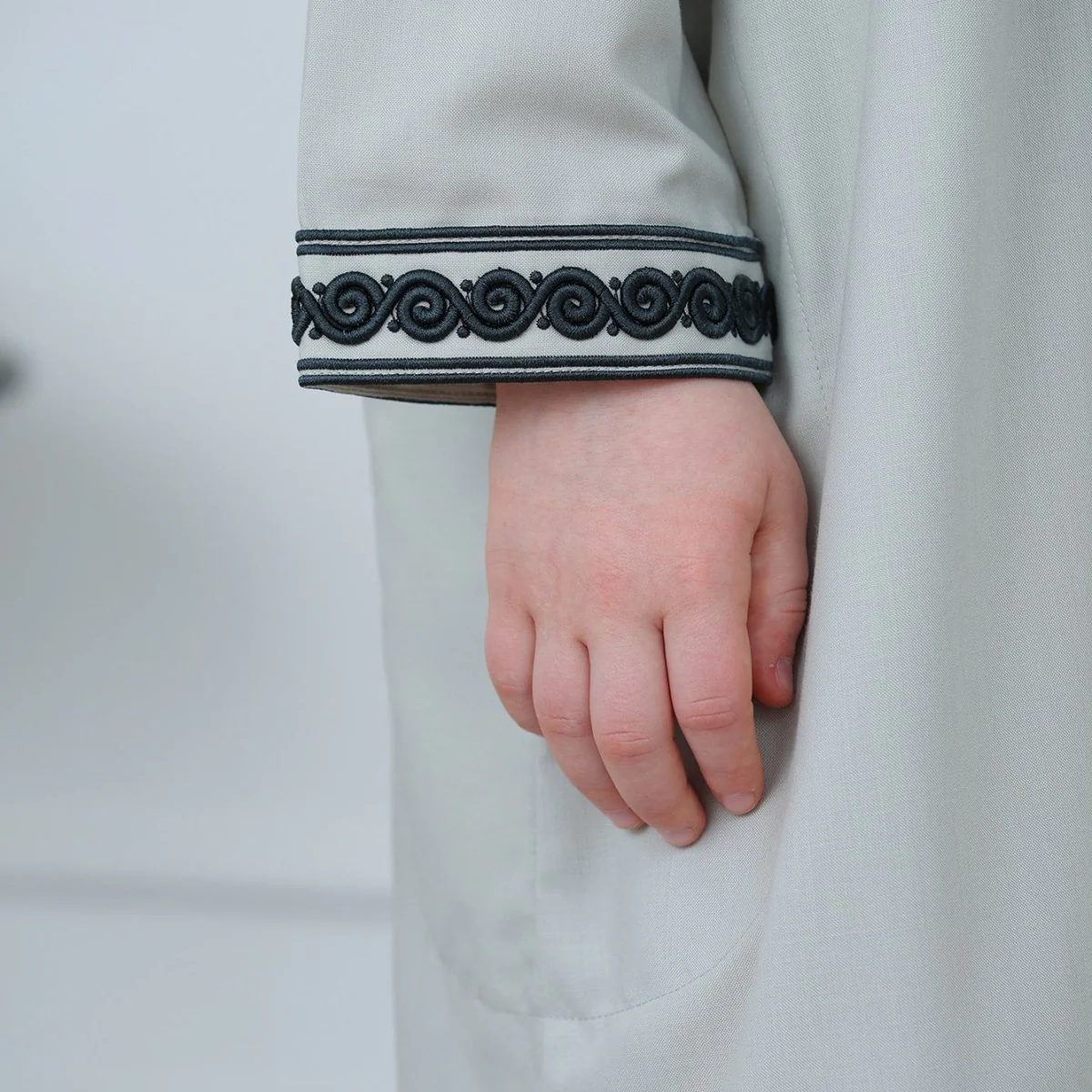 Boys' Hooded Embroidered Thobe with Pockets(MKB030) - Image 6