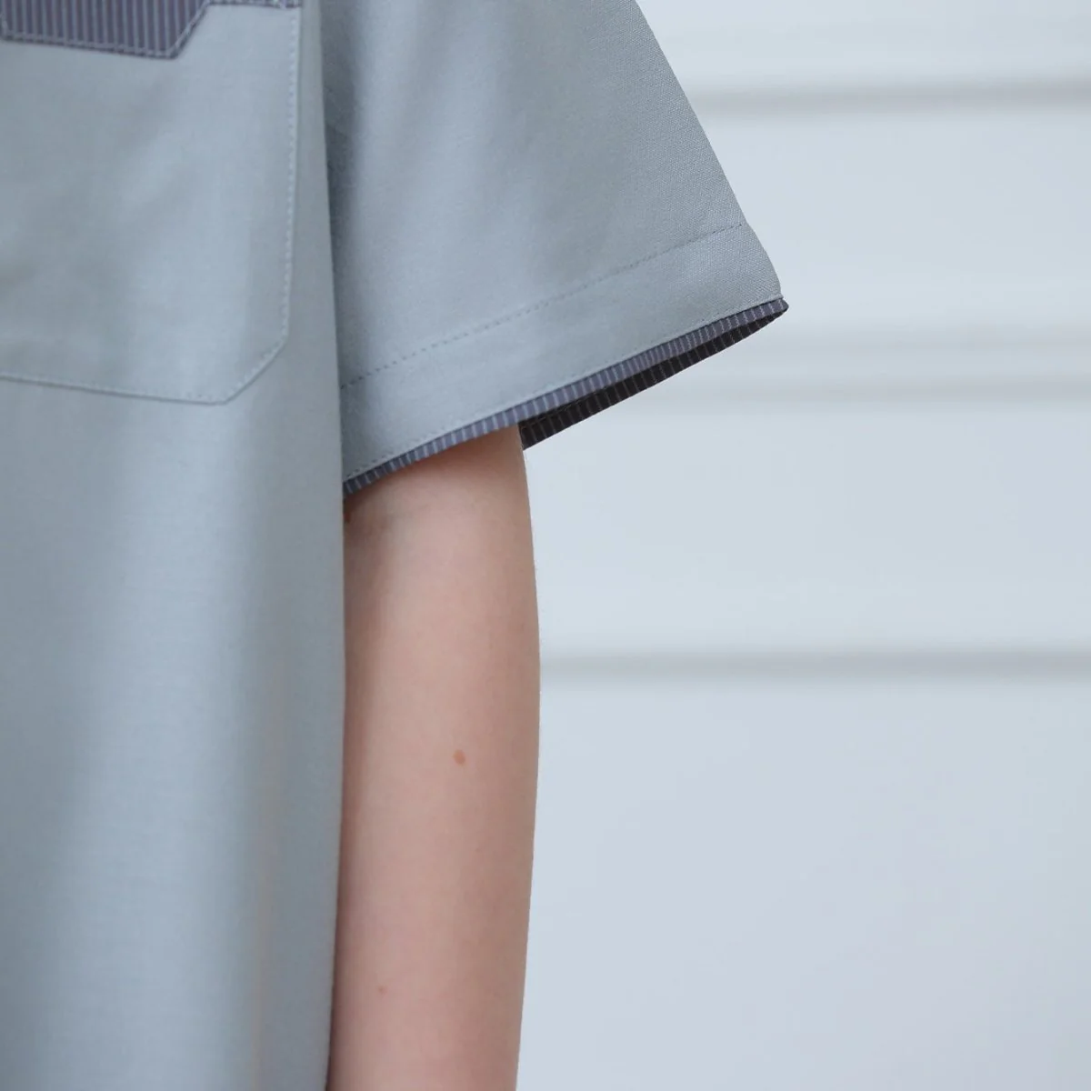 Boys' Thobe with Contrast Stitching & Pockets(MKB033) - Image 6