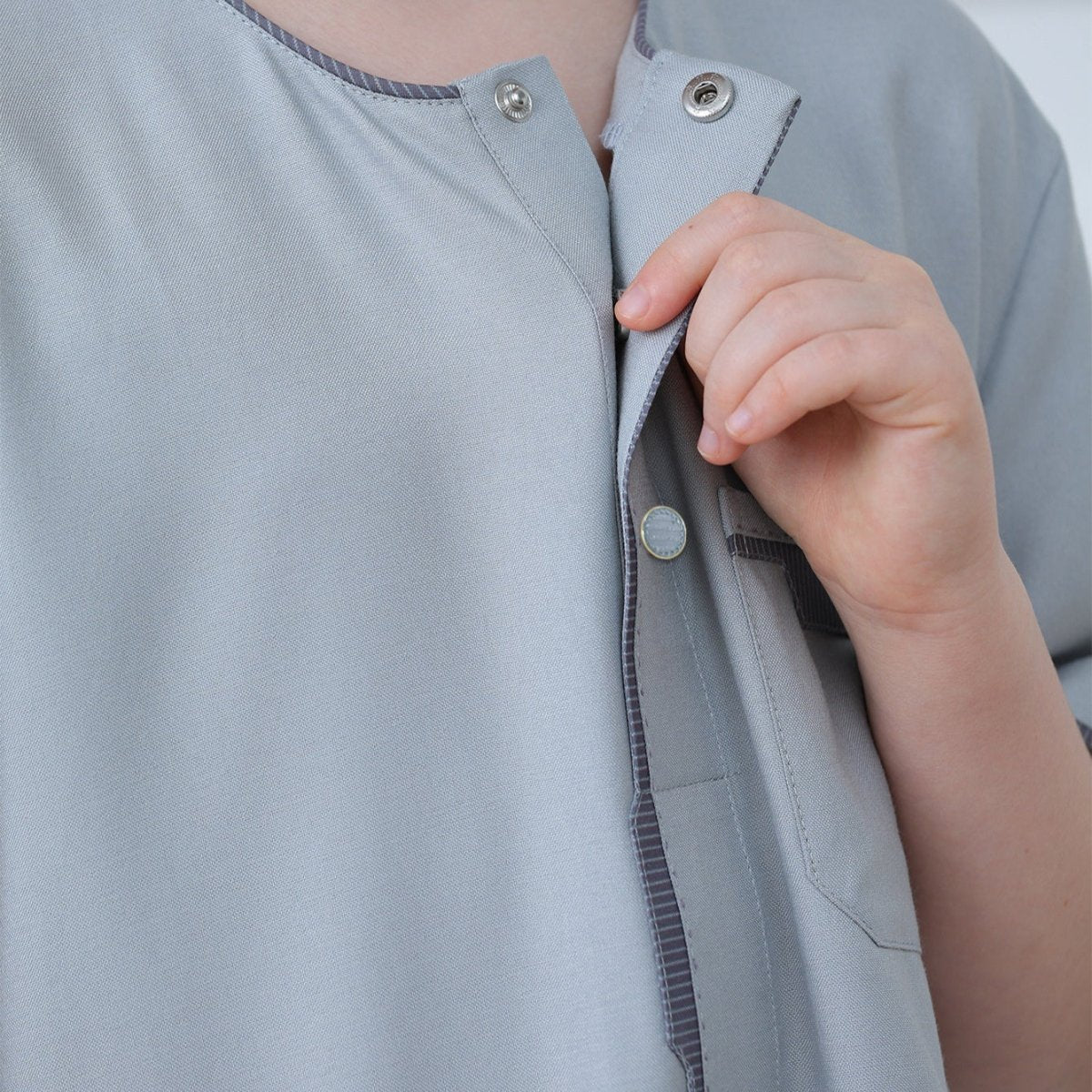 Boys' Thobe with Contrast Stitching & Pockets(MKB033) - Image 7