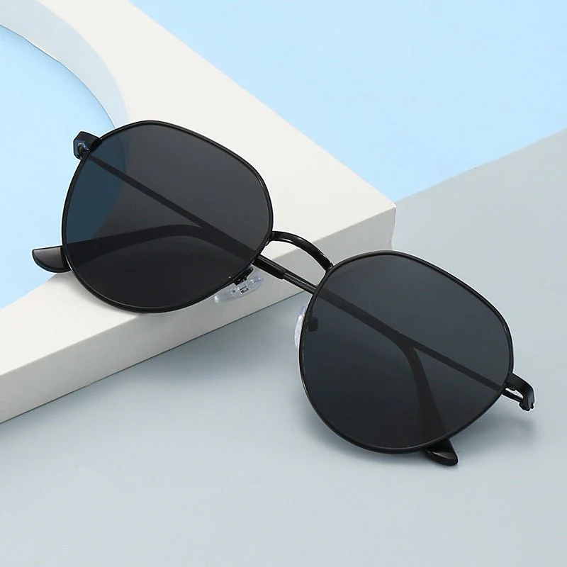 Elegant Retro Sunglasses for Women Classic with Gradient Lenses (MAC264) - Image 2