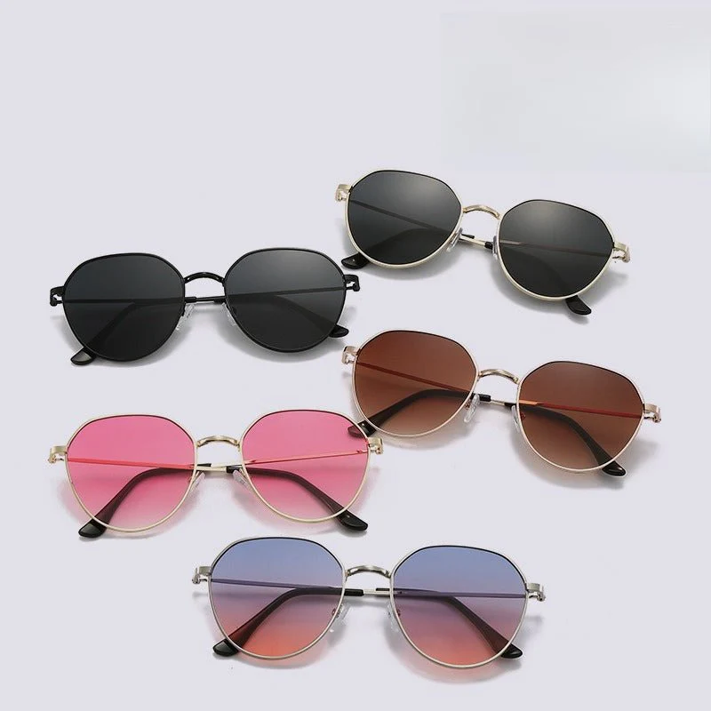 Elegant Retro Sunglasses for Women Classic with Gradient Lenses (MAC264) - Image 3