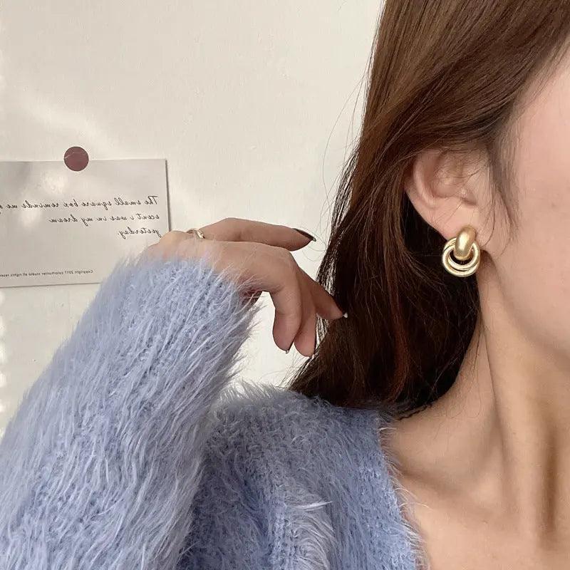 MAC064 Interlocking Circle Earrings - Image 3