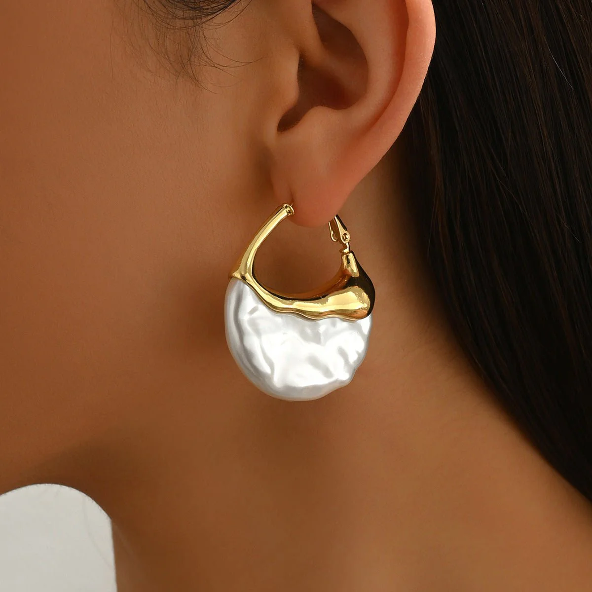 Sculpted Pearl Drop Hoop Earrings (MAC415) - Image 2