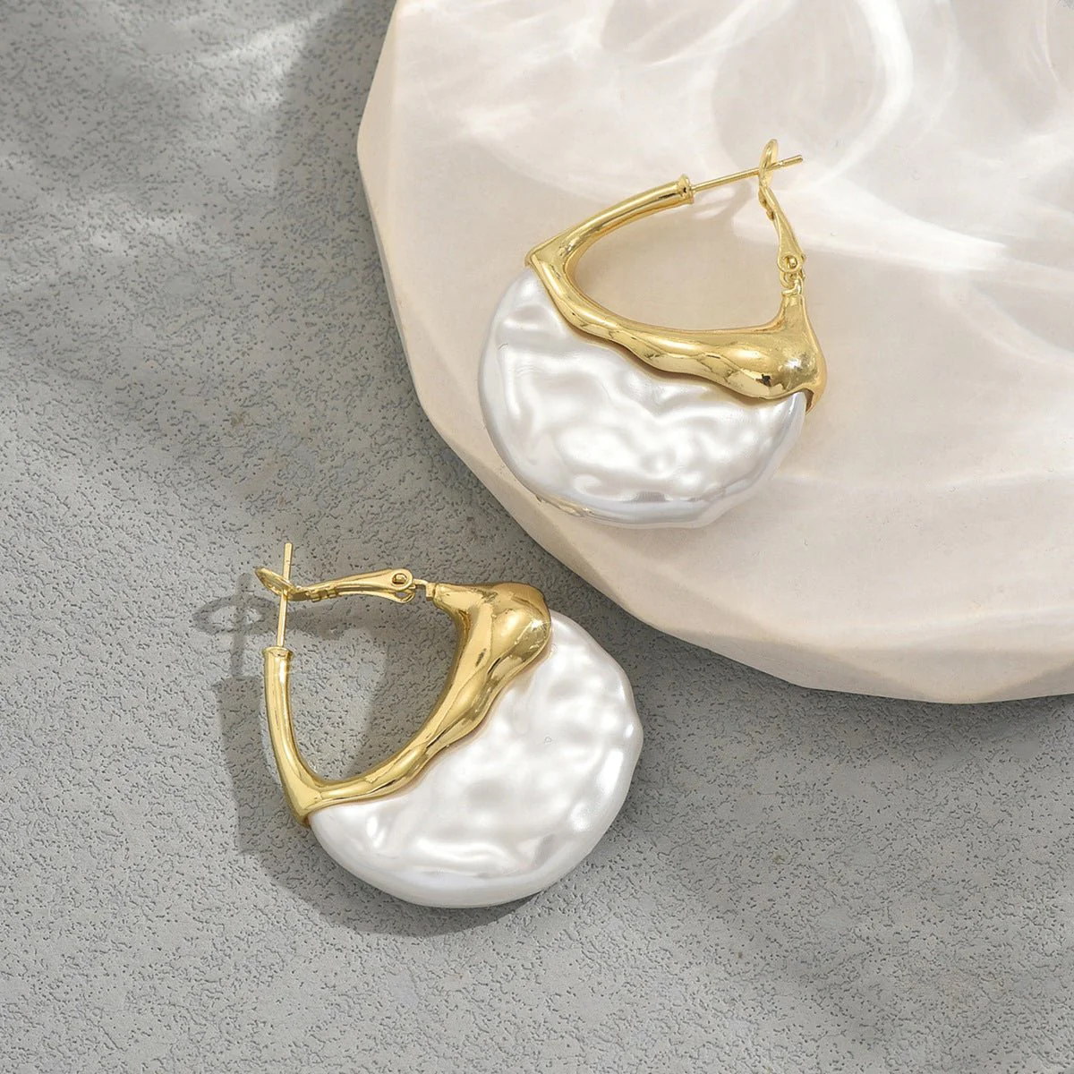 Sculpted Pearl Drop Hoop Earrings (MAC415) - Image 3